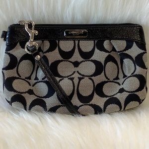 LIKE NEW♣️Coach Signature Pleated Wristlet